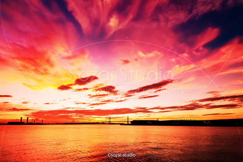 ブログ記事無料アイキャッチ画像：朝焼けの横浜港 雲の表情４素材