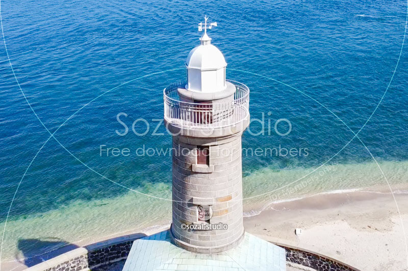 小さい灯台の俯瞰（空撮）：ブログ記事無料アイキャッチ画像